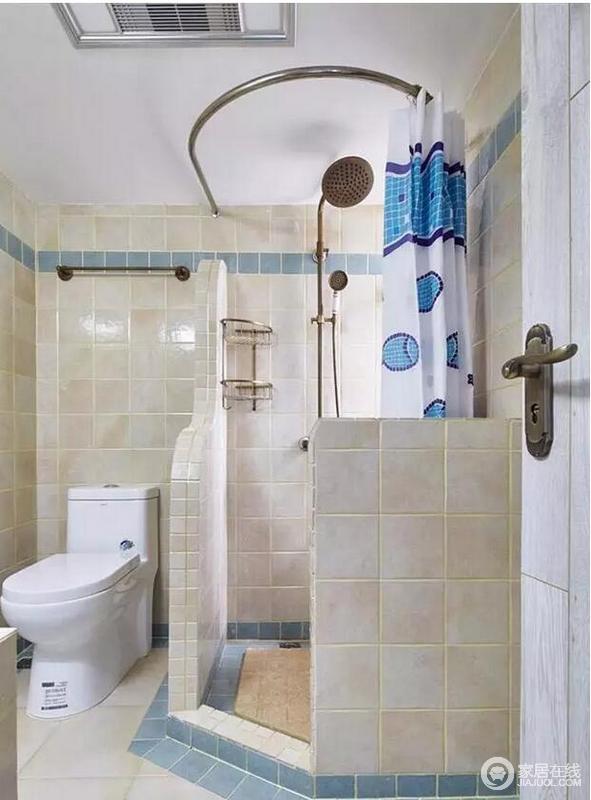 卫生间主要以功能为主，设计师巧妙地以半截墙来简单进行干湿分区，同时不影响淋浴间的采光；米白色和浅蓝色砖石拼接的恰到好处，令沐浴也心情畅快。
