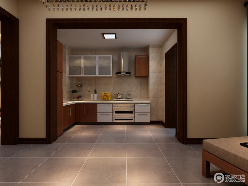 开放式的厨房便于空间上的交流，土黄色的大理石砖打底，透着温蕴亲和；L型的橱柜融合了家电布置，并与储物柜形成高低落差，增强了空间的存储能力。