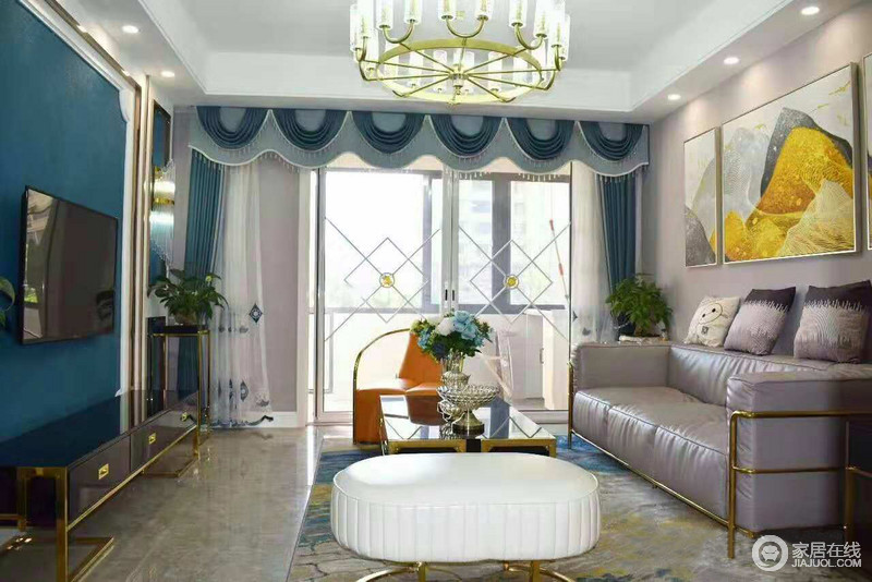 空间以浅灰色漆粉刷墙面，搭配半圆形拼接的蓝色窗帘，雅致个性；现代家具组合因为黄铜底座更显质感，无形中，让空间大方得体。