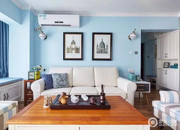 客厅的墙面被粉刷了浅蓝色，让整个房间格外清雅湛蓝；墙上的宫堡图和白色沙发、和蓝色的壁面搭配在一起很协调。