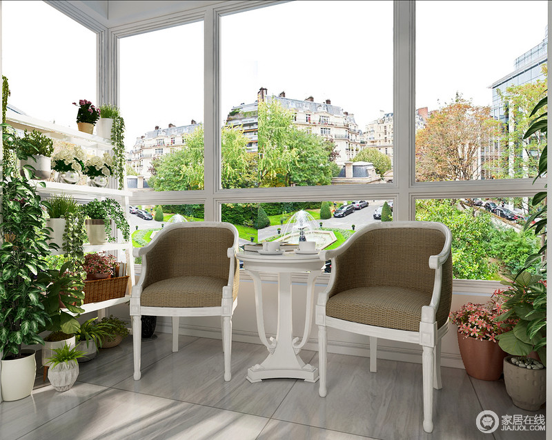 利用阳台三面环窗，阳光照射充足的特点，合理的布置花架和植物，把阳台空间打造成一个室外花园，闲暇时可以观景赏花。