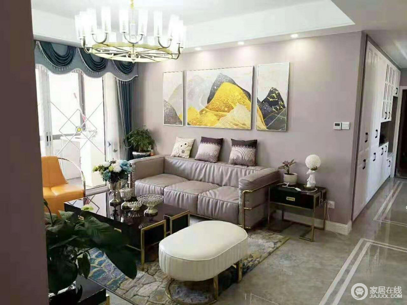 客厅因为浅色漆而变得更为素雅，皮质沙发搭配黄铜底座的黑色桌几，让空间轻奢；挂画组合因为色彩提亮了空间，无疑让生活更为舒适。