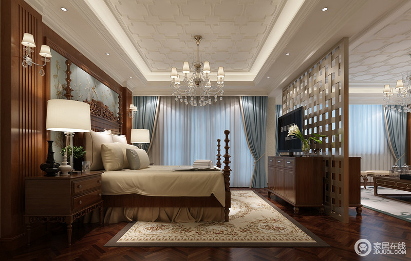 卧室中利用编织屏风将空间区域一分为二，睡眠区褐木打造的家具都是久藏的家具艺术品，酿造着陈旧迷香的空间；乳白色白纹地毯、蓝色窗帘恰当地点缀，令空间愈加舒适。
