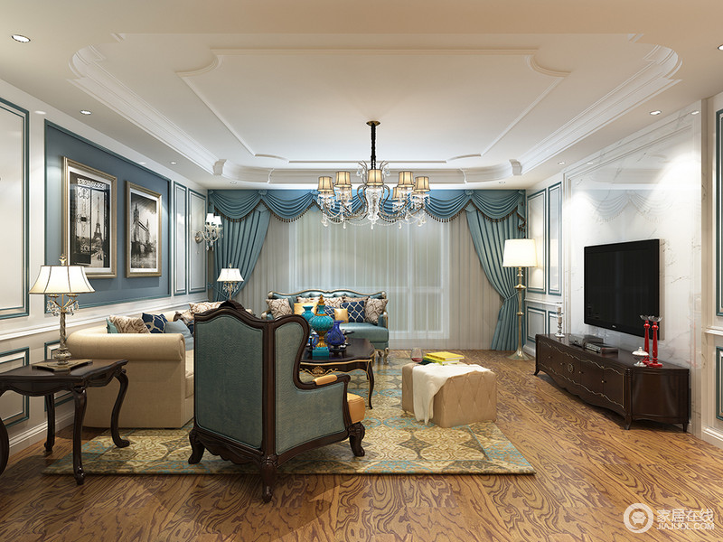 客厅里淡雅的蓝色运用在布艺窗帘、皮质沙发及背景墙面上，带来隽永清新的静逸气质。凹凸质感的护墙板，饰以蓝色膏线勾勒，配以纹理繁杂的木质地板，显得温雅暖情。