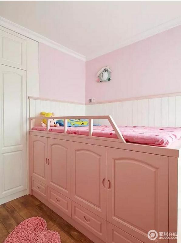 儿童房的木床具有强大地收纳作用，并因浅粉色壁纸多了清甜柔和，粉丝床品和地毯一应俱全，全是粉色系，可谓公主范儿十足。