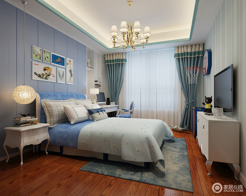 儿童房以浅蓝色板材为点缀，与整个空间的白色调形成色彩上的呼应，清爽而优雅；新古典造型的床头柜增加了空间的和谐感，而蓝色床品等软装巧妙构成色彩之趣，背景墙上的简画更是让家格外温馨。