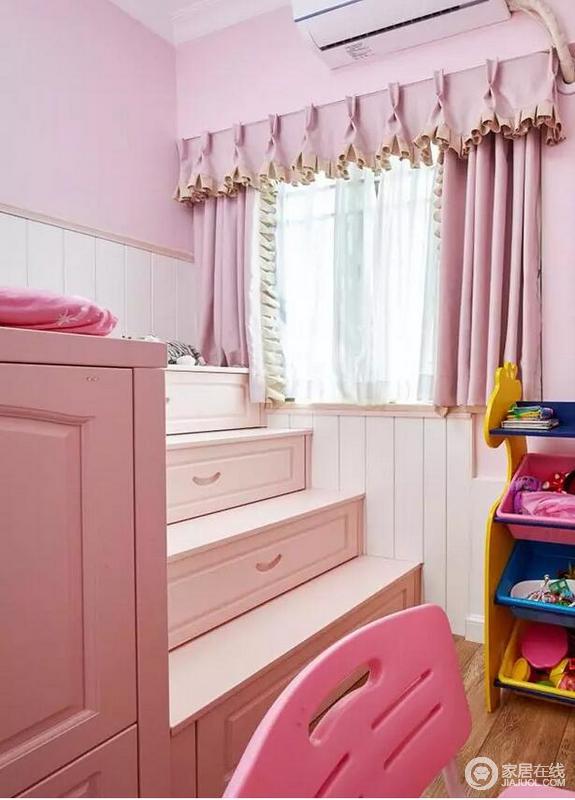 儿童房收纳式的床具玩性十足，以盒子状的设计放大功能。可谓“多样重生”；浅粉色墙面与窗帘很特别，不仅可以收纳储物，也符合小孩爱动的天性，让其在甜美的空间度过童年。