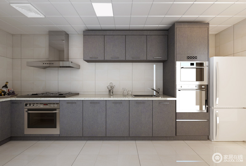 厨房以白色的方砖打底，凸显出冰川灰橱柜的内敛沉静；L型的设计，充分利用墙面空间增添存储功能；家电设备巧妙的与橱柜和墙面结合，令空间更加规整有序。