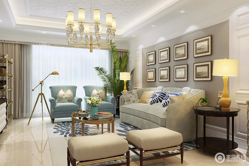 清新浅淡的颜色选取令整个空间自然而典雅，空间虽然不大，却利用新潮的美式家具，如天蓝色单人椅、布艺沙发和驼色坐凳增强客厅的实用性，再利用蓝色系花样地毯将整体串联在一起，形成清爽柔美。