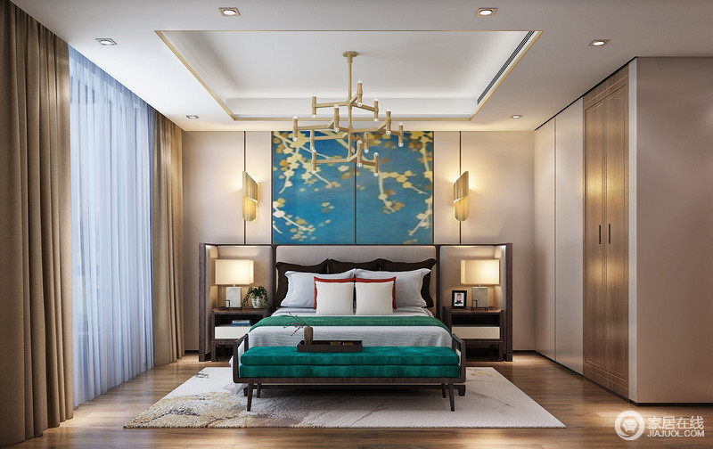 卧室双人床的设计极具特色，床头软包将两侧的床头柜一并包裹，形成一个整体，营造一种安全感。背景墙上的湖蓝与床旗、尾凳的青蓝色调温和浓郁，营造空间的形色双悦。