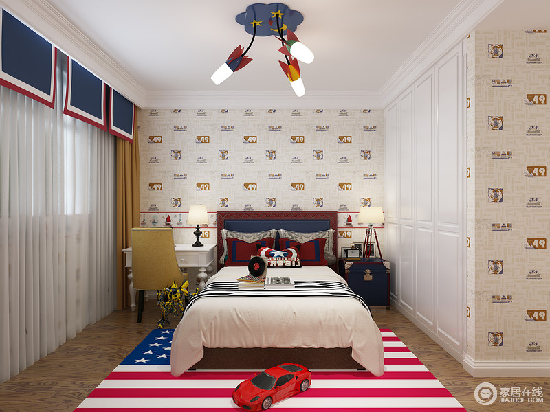儿童房里的星条旗地毯带着美式的随性和自由感，在红白蓝间呼应了窗帘帘幕；床头与床头柜的造型，复古中带点嬉皮；散落一地的玩物与顶上灯饰，童趣意味十足。