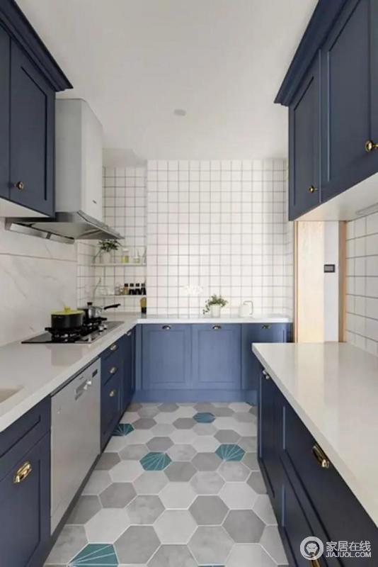 厨房以六边砖地面为基础，搭配暗蓝色的橱柜，白色墙面小格砖整个空间显得端庄优雅；操作台区域的雅白墙面砖更是显得干净大气。