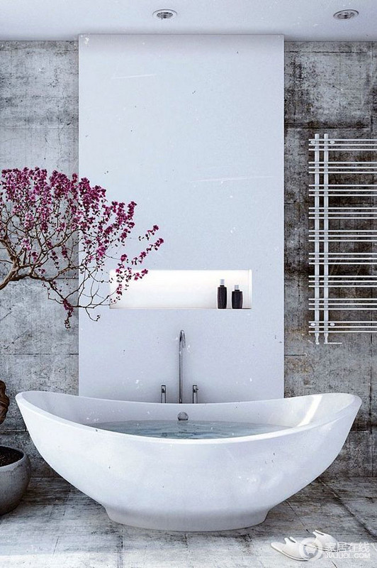 设计师为主人营造了一个露天卫浴空间，从粗粝的墙面到粉花儿绿植，都以自然的手法将大浴缸的现代原始感突出。