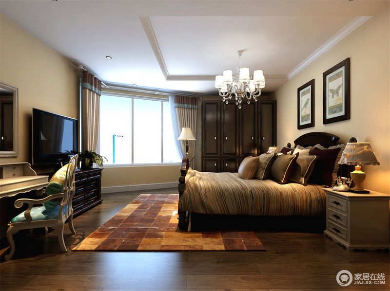 卧室是典型的美式风格，古朴中充盈着安详静谧的悠闲，浅米黄背景衬托的空间更具柔和、温暖。方格、条纹复古色系的织物，则减少了褐色家具的厚重感，营造简单轻松的休憩环境。