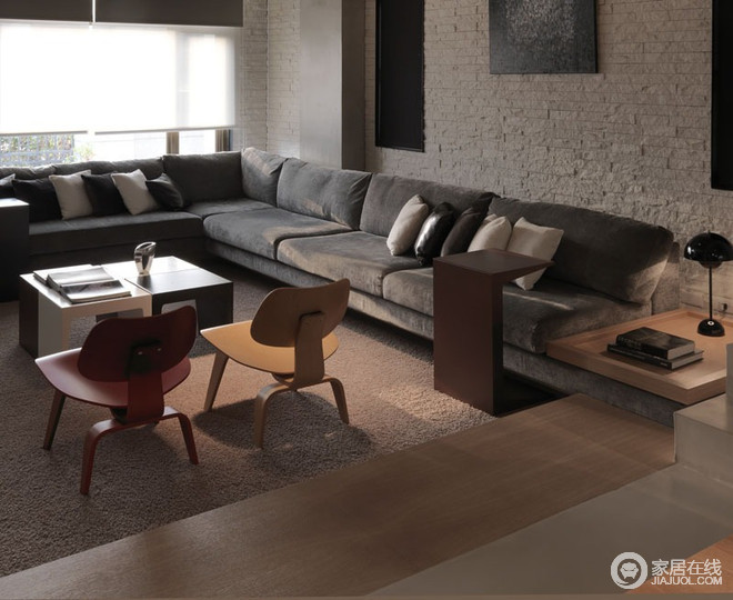 沙发背景墙白色文化砖的运用，给空间营造自然，放松的舒适感。