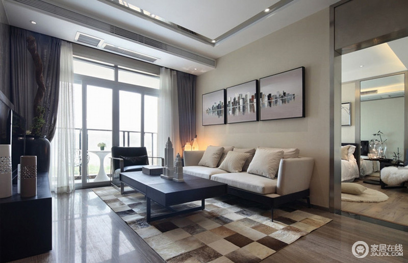 乳白色的沙发与黑灰色的餐椅配出沉静之调，多彩中性色地毯让空间多了些装饰的美。