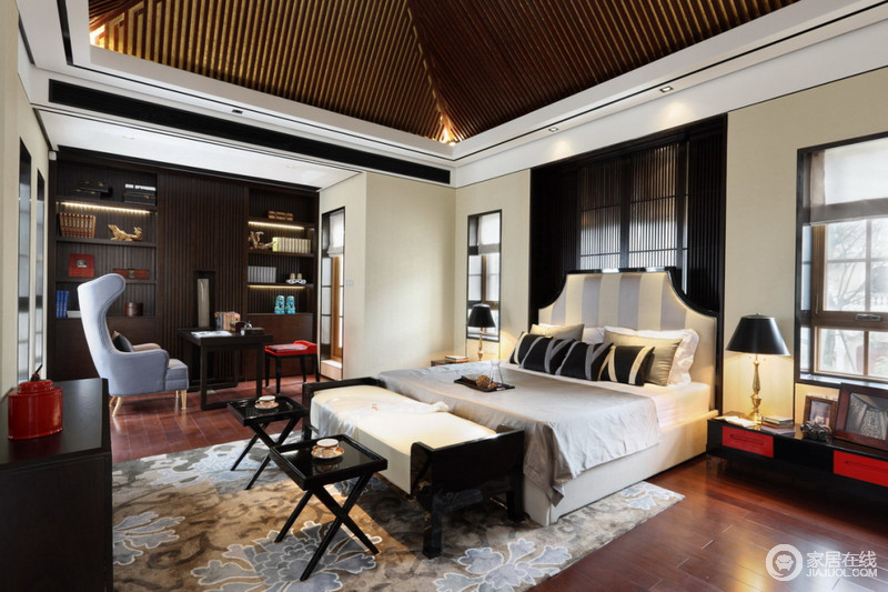 卧室主色为褐、黑与白，配以红、紫来点缀，形成了一个现代中国式卧室；在满足休憩的同时将书房与其相应，可谓是多效利用空间的典范。