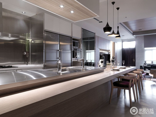 操作台与餐桌一体设计，餐厅和厨房分别有延伸的感觉，放大了空间。