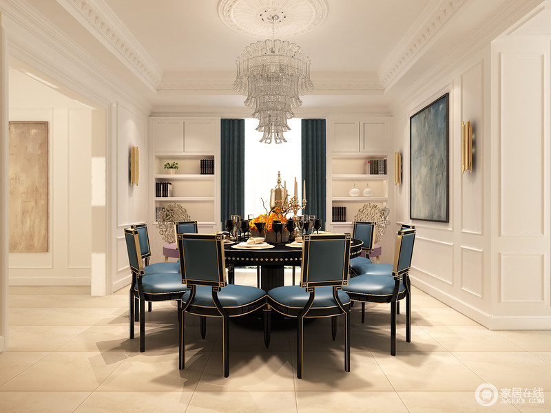 白色的护墙板既勾勒了墙面的立体性，又为营造就餐氛围起到打底的效果。金边黑线宝蓝色的餐椅在纯粹的白色与深沉的黑色衬托下，愈发彰显出贵族的优雅气质。