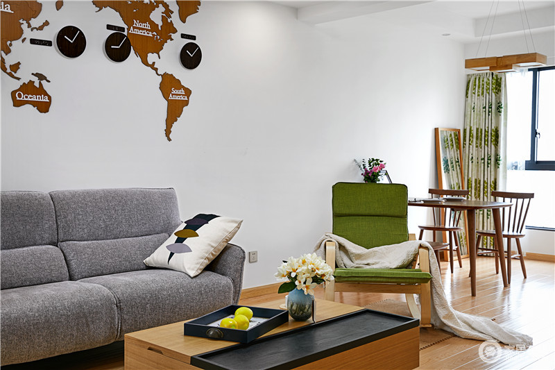 空间开放式格局，让生活步调更为自由，而白色墙面一副世界地图让你与不同的时间点连接起来；灰色沙发因为绿色木椅多了生机感，原木茶几呼应着空间的原木艺术元素，创造出和淡静雅。