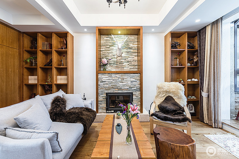 客厅以原木和文化墙砖为主打，搭配皮毛椅垫，让整个空间充满神秘和传奇色彩。
