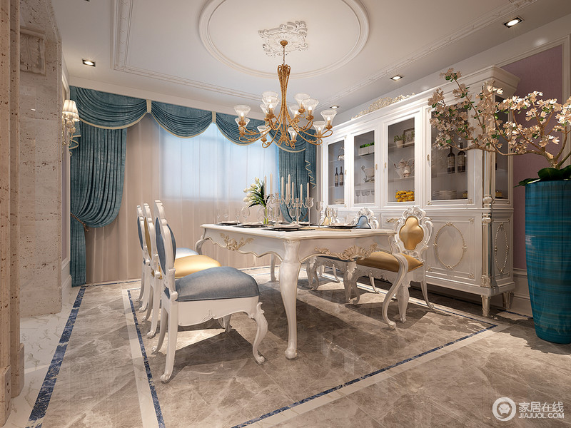 土色的地砖让空间更真实地存在着，欧式家具以其独特地曲线和白皙的釉面令餐厅散发着法式悠扬，蓝色法兰绒窗帘弯曲的弧度足以让整个空间变得活力。