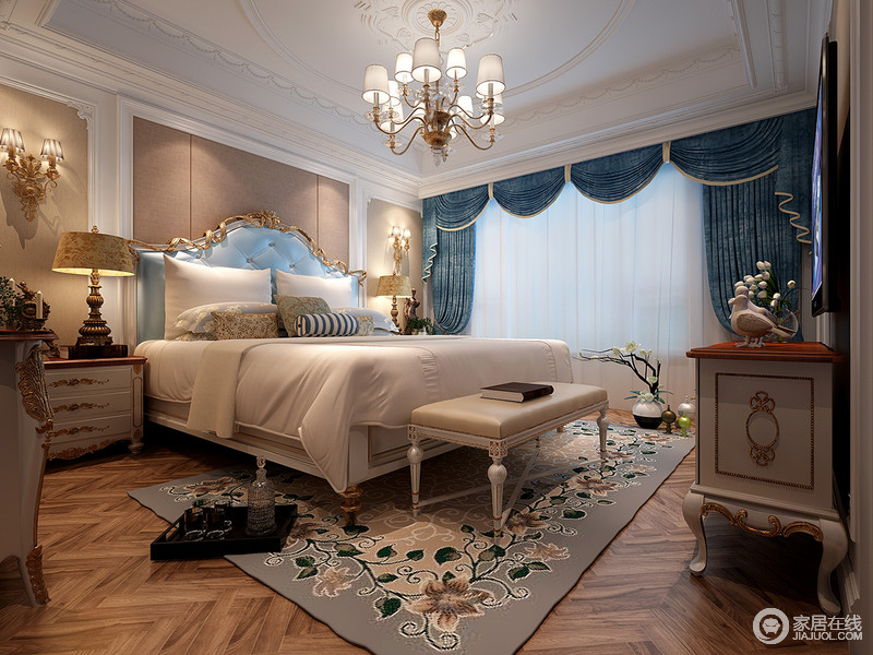 卧室中使用了大量的中性色调，以此来突出温馨、简单的生活氛围；蓝色法兰绒窗帘衬托其间多了份法式情调。