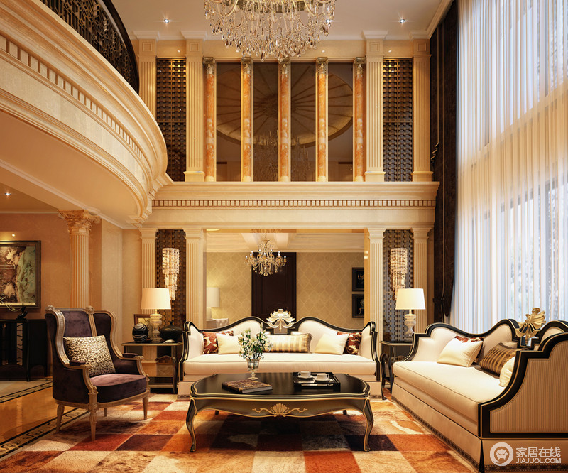 空间运用了大量的罗马柱装饰，二楼的茶色镜面与橙色柱体倒影着硕大的天花，放大了空间的奢气；摆放的黑白碰色的沙发和茶几，交织出新古典的优雅魅力。