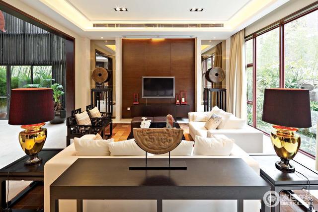 客厅：中式的家具摆放的仅仅有条，加上现代的沙发使整个空间更加的立体