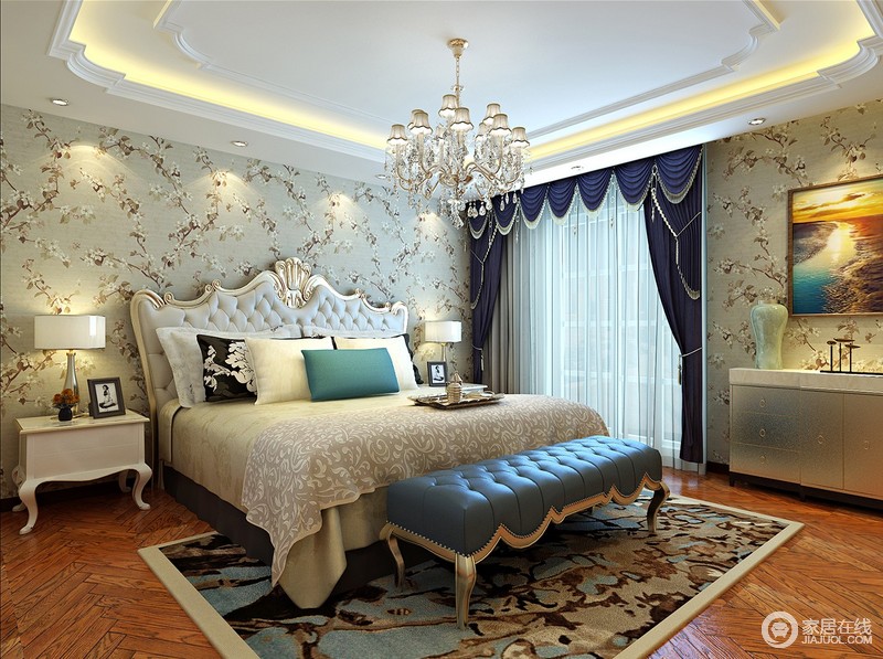 卧室清新又淡雅，壁纸上的花朵纷纷扬扬的开满整室，缱绻的雕花游走在床头，使优雅顺着蔓延至床尾，及至地毯上。浅蓝、深蓝、藏蓝色使空间有了层次感，并营造出温和的休憩环境。