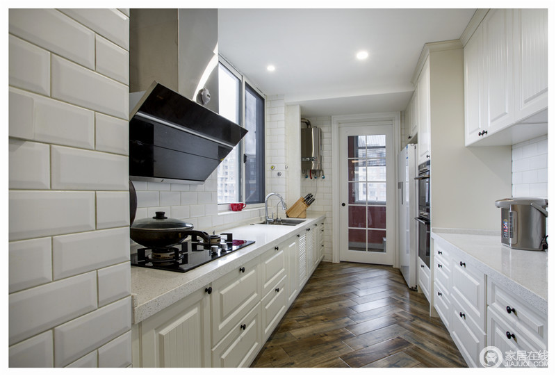 厨房墙面与橱柜都是以白色的为主，与黑色的电器形成一个时尚优雅的黑白配，让做饭的心情都好雅致。