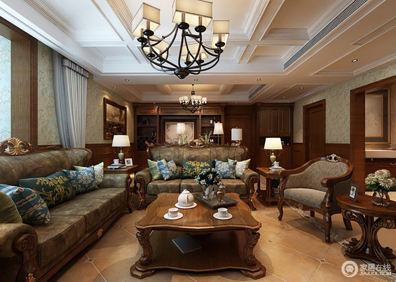 客厅中为了突出年代感的价值，选用木雕布艺沙发，呈现出了精致的工匠技艺；蓝色与绿色花纹靠垫令空间充满乡村气息，活力与自然洋溢在这个沉稳的空间。