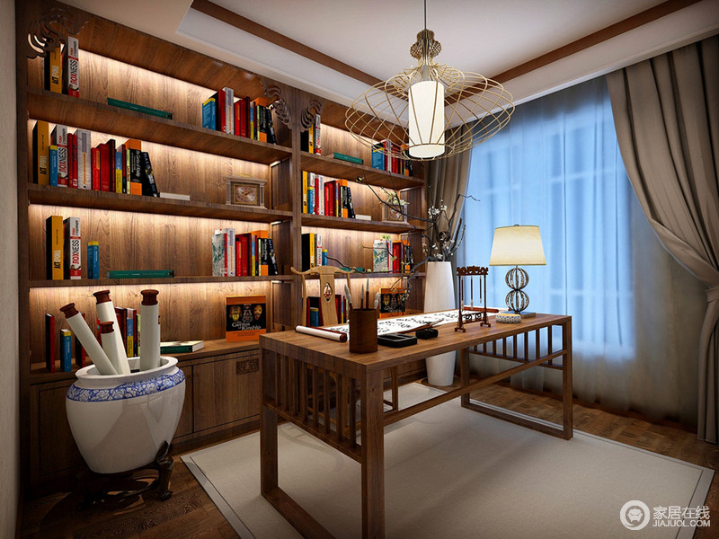 木质的朴实与温和，使人易生灵感和智慧。静谧安和的书房里，简洁的书柜架作为背景，在灯带营造下，与书桌上的文房四宝及青花瓷缸里的书画，充满了丰盈的文化内蕴。