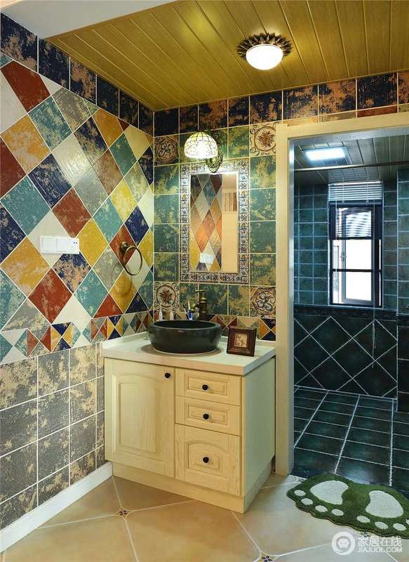 卫生间分区的设计让生活更为舒适，墨蓝色的砖石让淋浴室更为耐脏；盥洗区颇有民族风情的砖石以菱形的方式凸显墙面的动感，让空间多了时尚，也更为明媚斑斓。