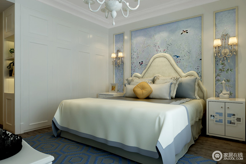 卧室以现代凝练的线条勾勒空间结构，让你在规整之中找到大气；为了增加空间的实用性，设计师将实木衣柜和收纳柜设计为一体，通过将板材铺贴在背景墙上，几何的形式因为蓝色自然风景的背景显得清雅；简欧壁灯点缀出小奢贵，与铆钉床头呈古典之美，而白色实木床头柜对称之趣，让你能在空间中找到一种温馨。