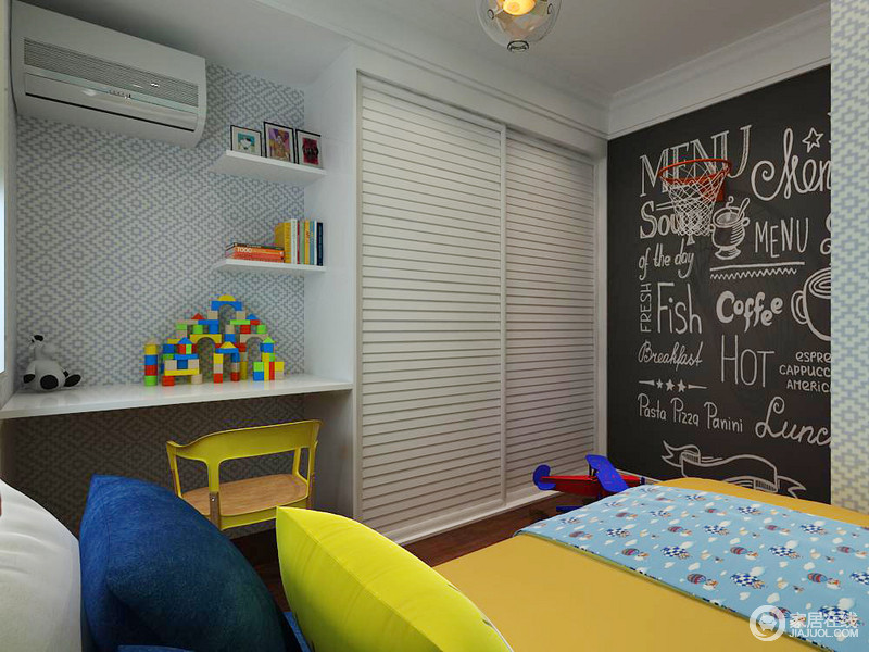 儿子的卧室偏淡淡的蓝色，也运用了黑板的元素，让小朋友充满了想象力。