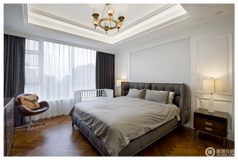 卧室白与灰的软装搭配，没有过多装饰，却呈现一种清爽舒适感在加上浅灰色软品和白色窗帘构成空间的柔和与大气。
