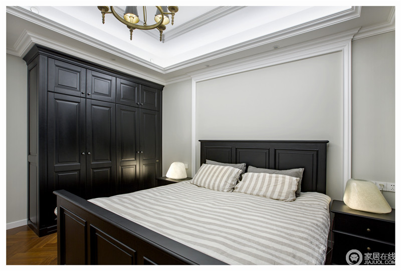 忙碌工作回家后怎么能少了舒适的软床?素雅的卧室环境更利于睡眠，黑与白的搭配让你有一个好的睡眠。