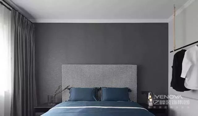主卧的床头背景延续了
客餐厅的灰色墙布
配上了千鸟格的大床
散发出复古雅致的韵味