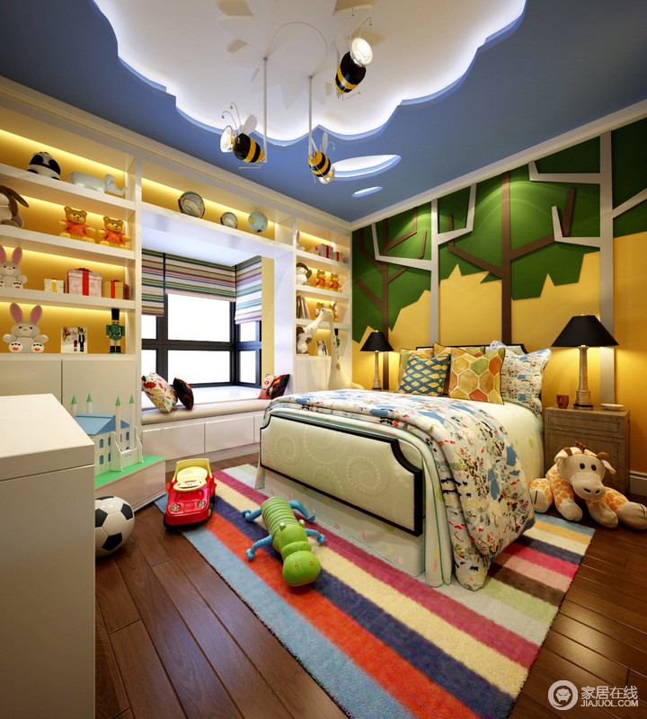 大量的彩色被运用在儿童房中，模拟了一个明媚的丛林；明艳的黄色、青翠的绿色和湛蓝的吊顶，就构成一个童趣的乐园，各式动物玩具让每个瞬间都缀满欢乐。