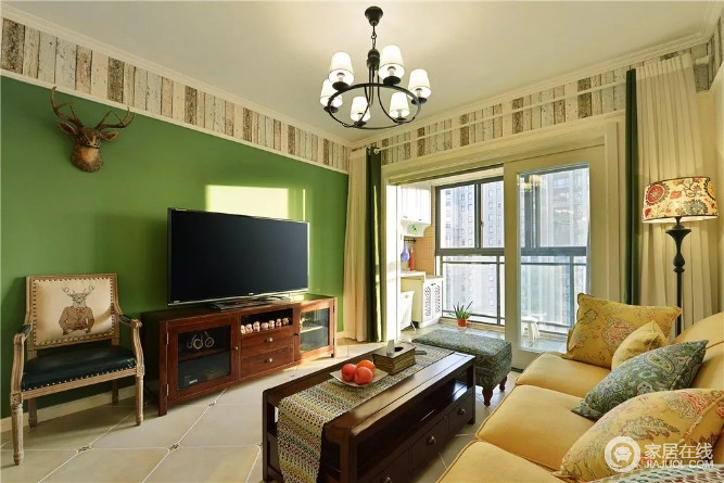 客厅吊顶处的方砖与绿色背景墙让空间更有层次，带来一种自然感；美式家具的稳重，无疑给空间带来温馨。
