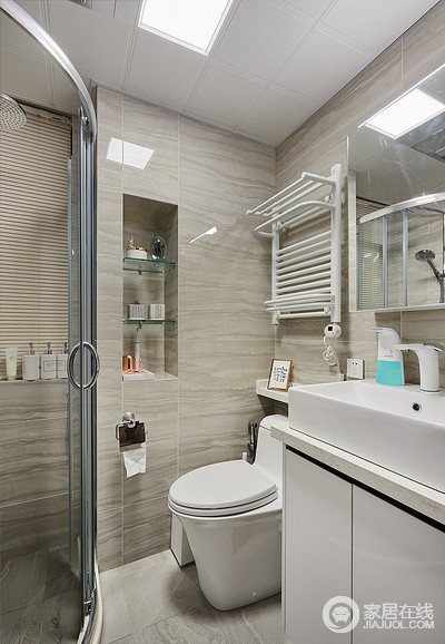卫生间也采用了舒和的米黄色系，非常的温馨舒适；弧形的玻璃淋浴房，利用空间角落，分隔干湿区，保证空间的清爽。