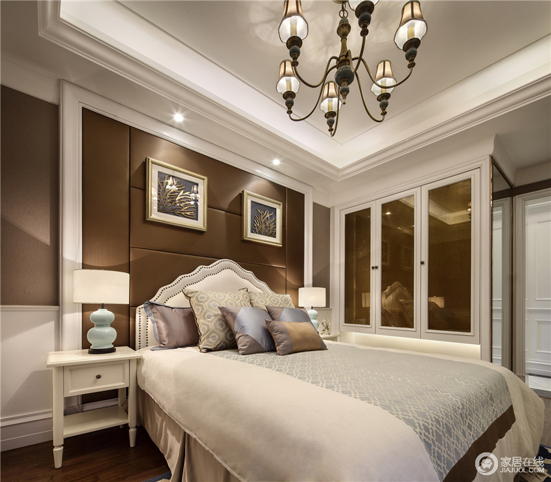 卧室用简化的线条，现代的工艺去追求传统的大致轮廓特点，结合家具与饰品，更像是一种多元的思维方式，将怀古的浪漫情怀与现代的需求融合。

