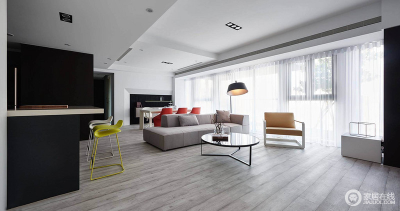 现代家具选择使用中性色和柔和的色彩和线条,所以,即使是红色和黄色不匹配的椅子不觉得无法抵抗的。