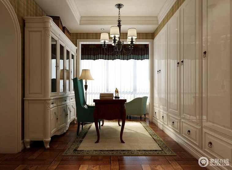一室清淡大方便也是难得的清新，白色定制家具更显品质；祖母绿和浅绿色椅子让褐木书桌的古朴更显收藏价值，也妆点着空间中的小情意。