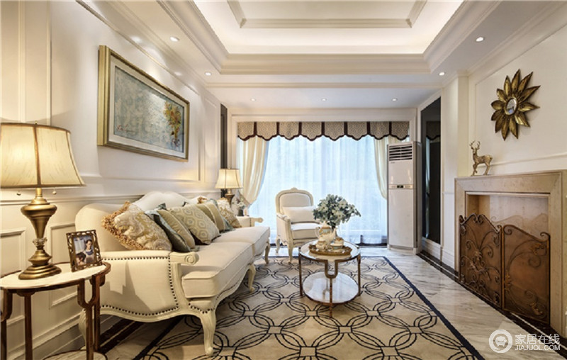 沙发浅色系的色调搭配精致的花纹地毯，让小小的空间有一种独特的优雅浪漫之感。