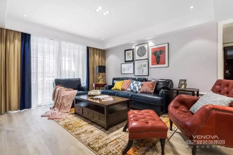 客厅空间硬装以简洁现代为主，灰色系墙面搭配木质地板；软装则多为亮色，深蓝色皮质长沙发搭配棕红色皮质单人椅，提亮空间。

