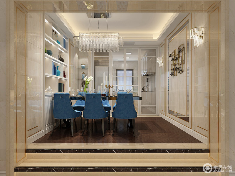 餐厅与走廊相接的垭口设计了阶梯，拾阶而上的餐厅延续了客厅装饰风格；雅蓝色的新古典座椅搭配宛如从琳琅满目的格架上延伸出来的金属餐桌，高贵雅致中多了丝现代质感。