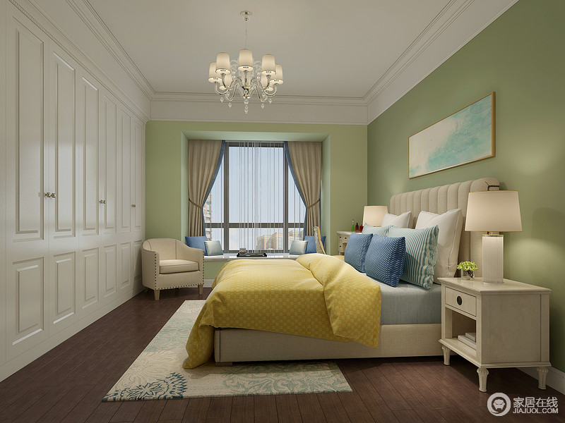 内置墙面的白色衣柜丰富了收纳功能，使空间看上去简洁舒朗；搭配清新的草绿色墙面，制造一室清爽气氛；柔软的床品上，浅灰、蓝白到柠檬黄鲜明层次中，波点和条纹点缀出活泼轻松感。
