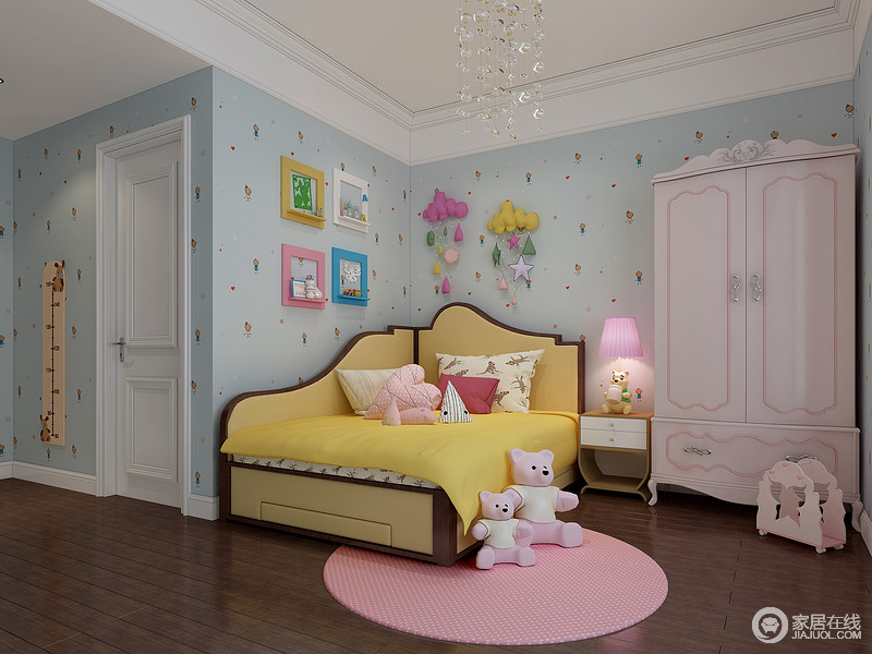 浅蓝、柠檬黄和粉嫩的色彩，使儿童房充满了少女公主风；丰富的图案、浪漫趣味的装饰，烘托着造型独特的儿童床和甜美的雕花衣柜，空间洋溢着犹如童话故事的浪漫。